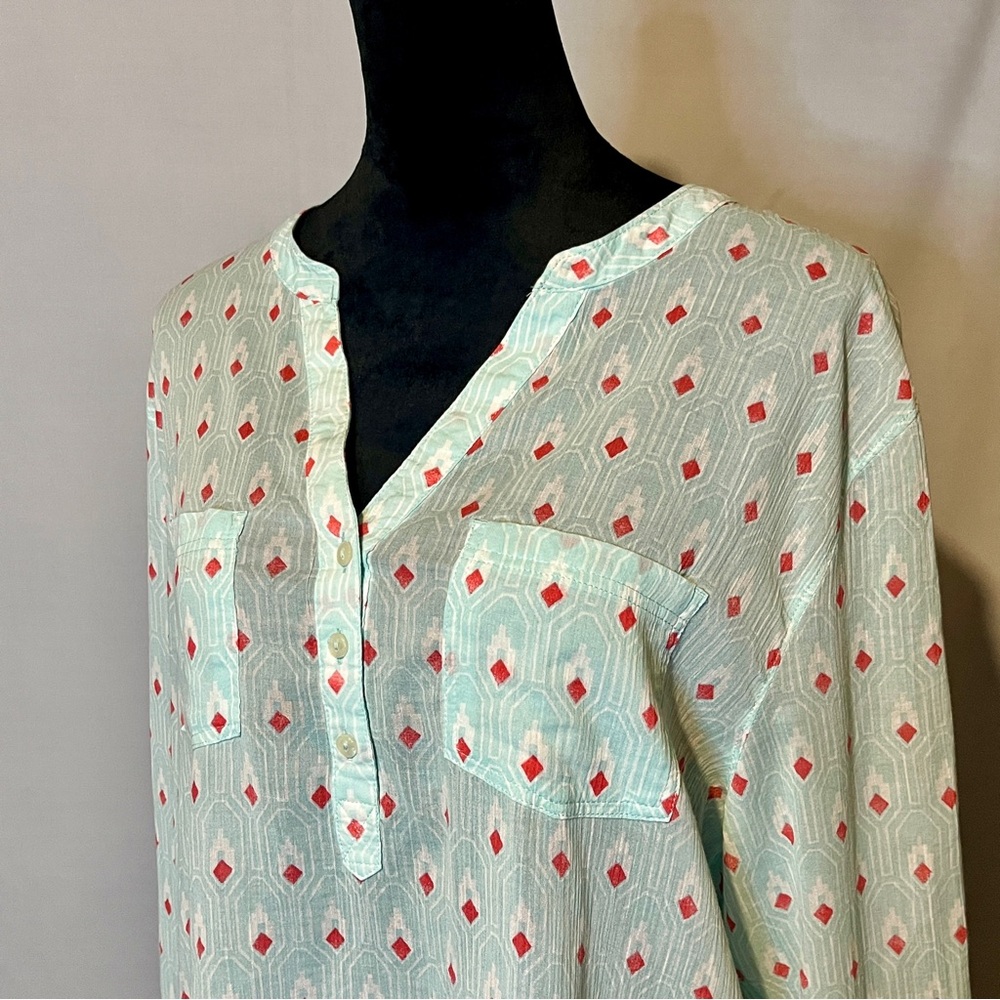 Carve Designs Teal & Red Geometric Roll-Tab Sleeve Blouse | Size M